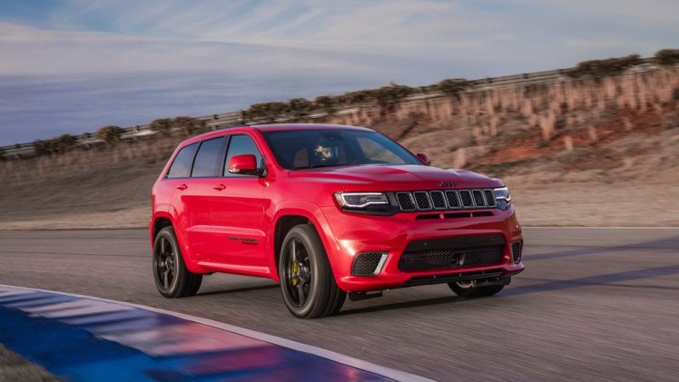 Waren de bestaande sportversies nog niet genoeg? Dan biedt Jeep de Grand Cherokee nu ook als Trackhawk. V8, 707 pk en 0-100 in 3,5 seconden. De auto komt ook naar Nederland