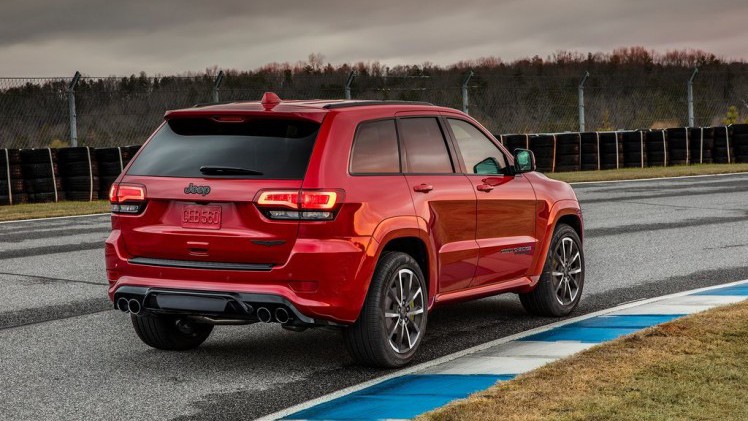 Waren de bestaande sportversies nog niet genoeg? Dan biedt Jeep de Grand Cherokee nu ook als Trackhawk. V8, 707 pk en 0-100 in 3,5 seconden. De auto komt ook naar Nederland