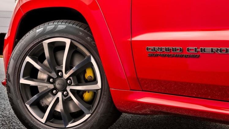 Waren de bestaande sportversies nog niet genoeg? Dan biedt Jeep de Grand Cherokee nu ook als Trackhawk. V8, 707 pk en 0-100 in 3,5 seconden. De auto komt ook naar Nederland