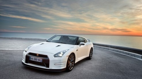 Nissan heeft de GT-R voor 2011 fijngeslepen en maakt dat nu officieel. De begeerlijke supersportauto heeft nu meer vermogen, eist een fractie minder brandstof, krijgt een opgewaardeerd interieur en ge