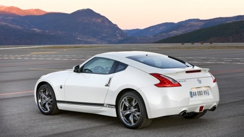 Het 40 jarige Europese jubileum van Nissans Z-modellen wordt gevierd met de 370Z GT Edition. De speciale serie wordt in een beperkte oplage gebouwd, verkrijgbaar in drie bijzondere kleuren. Met stripi