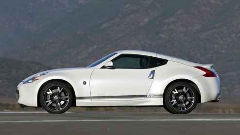 Het 40 jarige Europese jubileum van Nissans Z-modellen wordt gevierd met de 370Z GT Edition. De speciale serie wordt in een beperkte oplage gebouwd, verkrijgbaar in drie bijzondere kleuren. Met stripi