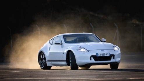 Het 40 jarige Europese jubileum van Nissans Z-modellen wordt gevierd met de 370Z GT Edition. De speciale serie wordt in een beperkte oplage gebouwd, verkrijgbaar in drie bijzondere kleuren. Met stripi