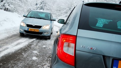 Je kunt op twee manieren op wintersport gaan. Zo goedkoop mogelijk, naar een tweesterrenstek met een spaardieseltje zoals de zuinige Fabia Greenline Combi. Of je pakt volledig uit, reserveert een supe