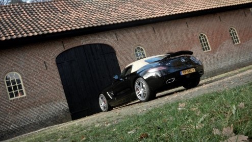 Hoe wordt het rijden in een Mercedes-Benz SLS AMG nog leuker? Precies, door er een Roadster van te maken! Tenzij je niet warm wordt van 571 pk langs je haren en liever iets anders hoort dan het gebuld