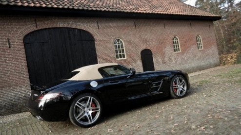 Hoe wordt het rijden in een Mercedes-Benz SLS AMG nog leuker? Precies, door er een Roadster van te maken! Tenzij je niet warm wordt van 571 pk langs je haren en liever iets anders hoort dan het gebuld