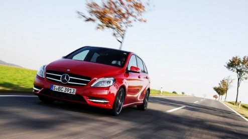 Kennen we 'm nog, de Mercedes-Benz B-Klasse? De functioneel vormgegeven MPV heeft een compleet nieuwe opvolger die gezien mag worden, ook nog eens lekker rijdt n vol zit met handige en veilige innova