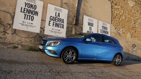 Mercedes-Benz zet in op groei. De nieuwe vijfdeurs A-Klasse geeft de aftrap om in het compacte segment nieuwe rijders aan te spreken en gooit het daarom over een hele andere boeg dan zijn voorganger.