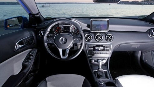 Mercedes-Benz zet in op groei. De nieuwe vijfdeurs A-Klasse geeft de aftrap om in het compacte segment nieuwe rijders aan te spreken en gooit het daarom over een hele andere boeg dan zijn voorganger.