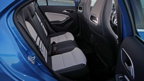 Mercedes-Benz zet in op groei. De nieuwe vijfdeurs A-Klasse geeft de aftrap om in het compacte segment nieuwe rijders aan te spreken en gooit het daarom over een hele andere boeg dan zijn voorganger.