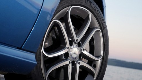 Mercedes-Benz zet in op groei. De nieuwe vijfdeurs A-Klasse geeft de aftrap om in het compacte segment nieuwe rijders aan te spreken en gooit het daarom over een hele andere boeg dan zijn voorganger.