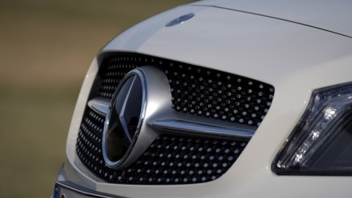 Mercedes-Benz zet in op groei. De nieuwe vijfdeurs A-Klasse geeft de aftrap om in het compacte segment nieuwe rijders aan te spreken en gooit het daarom over een hele andere boeg dan zijn voorganger.