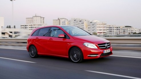 Kennen we 'm nog, de Mercedes-Benz B-Klasse? De functioneel vormgegeven MPV heeft een compleet nieuwe opvolger die gezien mag worden, ook nog eens lekker rijdt n vol zit met handige en veilige innova