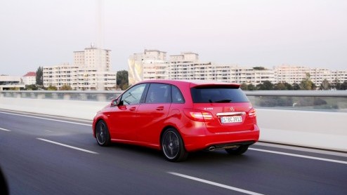 Kennen we 'm nog, de Mercedes-Benz B-Klasse? De functioneel vormgegeven MPV heeft een compleet nieuwe opvolger die gezien mag worden, ook nog eens lekker rijdt n vol zit met handige en veilige innova