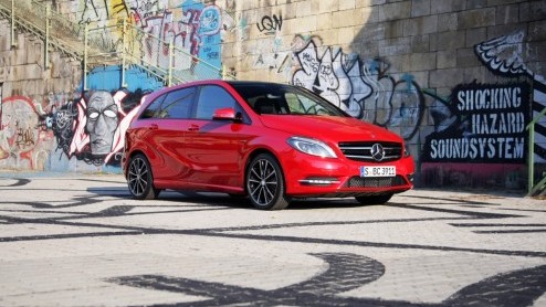 Kennen we 'm nog, de Mercedes-Benz B-Klasse? De functioneel vormgegeven MPV heeft een compleet nieuwe opvolger die gezien mag worden, ook nog eens lekker rijdt n vol zit met handige en veilige innova