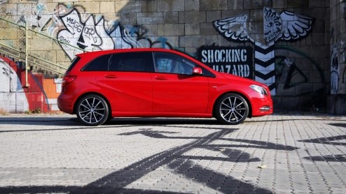 Kennen we 'm nog, de Mercedes-Benz B-Klasse? De functioneel vormgegeven MPV heeft een compleet nieuwe opvolger die gezien mag worden, ook nog eens lekker rijdt n vol zit met handige en veilige innova