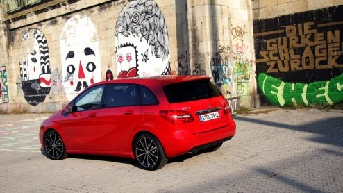Kennen we 'm nog, de Mercedes-Benz B-Klasse? De functioneel vormgegeven MPV heeft een compleet nieuwe opvolger die gezien mag worden, ook nog eens lekker rijdt n vol zit met handige en veilige innova