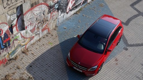 Kennen we 'm nog, de Mercedes-Benz B-Klasse? De functioneel vormgegeven MPV heeft een compleet nieuwe opvolger die gezien mag worden, ook nog eens lekker rijdt n vol zit met handige en veilige innova
