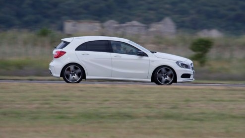 Mercedes-Benz zet in op groei. De nieuwe vijfdeurs A-Klasse geeft de aftrap om in het compacte segment nieuwe rijders aan te spreken en gooit het daarom over een hele andere boeg dan zijn voorganger.