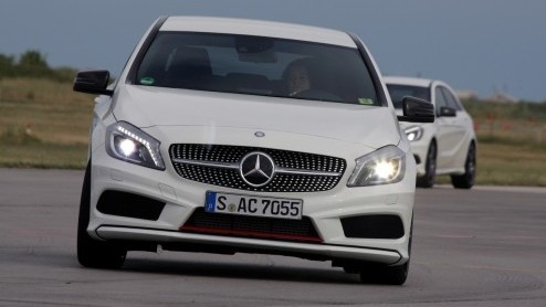 Mercedes-Benz zet in op groei. De nieuwe vijfdeurs A-Klasse geeft de aftrap om in het compacte segment nieuwe rijders aan te spreken en gooit het daarom over een hele andere boeg dan zijn voorganger.