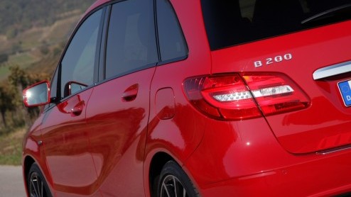 Kennen we 'm nog, de Mercedes-Benz B-Klasse? De functioneel vormgegeven MPV heeft een compleet nieuwe opvolger die gezien mag worden, ook nog eens lekker rijdt n vol zit met handige en veilige innova