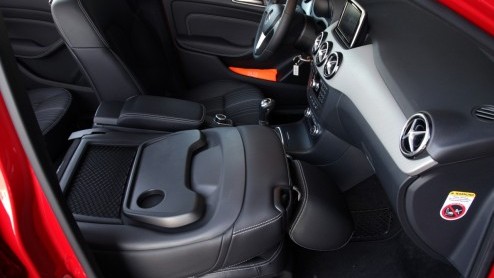 Kennen we 'm nog, de Mercedes-Benz B-Klasse? De functioneel vormgegeven MPV heeft een compleet nieuwe opvolger die gezien mag worden, ook nog eens lekker rijdt n vol zit met handige en veilige innova