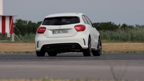 Mercedes-Benz zet in op groei. De nieuwe vijfdeurs A-Klasse geeft de aftrap om in het compacte segment nieuwe rijders aan te spreken en gooit het daarom over een hele andere boeg dan zijn voorganger.