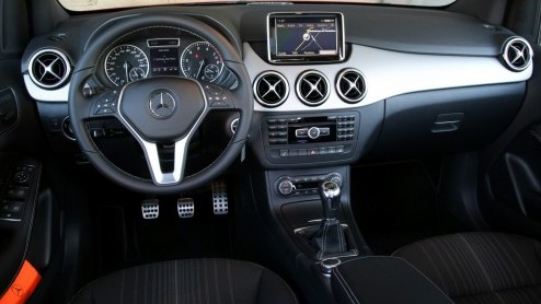 Kennen we 'm nog, de Mercedes-Benz B-Klasse? De functioneel vormgegeven MPV heeft een compleet nieuwe opvolger die gezien mag worden, ook nog eens lekker rijdt n vol zit met handige en veilige innova