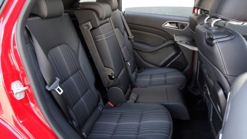 Kennen we 'm nog, de Mercedes-Benz B-Klasse? De functioneel vormgegeven MPV heeft een compleet nieuwe opvolger die gezien mag worden, ook nog eens lekker rijdt n vol zit met handige en veilige innova