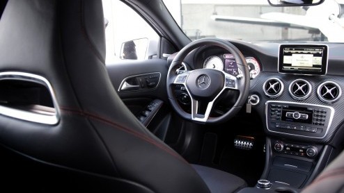 Mercedes-Benz zet in op groei. De nieuwe vijfdeurs A-Klasse geeft de aftrap om in het compacte segment nieuwe rijders aan te spreken en gooit het daarom over een hele andere boeg dan zijn voorganger.