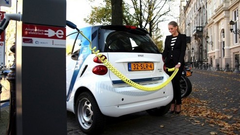 En van de voordelen van elektrisch autorijden was dat je in Amsterdam gratis kon parkeren op de laadplekken. Maar per 1 april is dat leuke voordeeltje afgeschaft en moeten ook de e-autos een doodgew