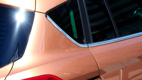 Ford weet wel hoe ze lekker rijdende en ruime MPVs moeten maken. Na de Galaxy, S-MAX en C-MAX is het nu tijd om er een kleintje bij te roepen, de B-MAX. Met onder andere een zuinige driecilinder Ec