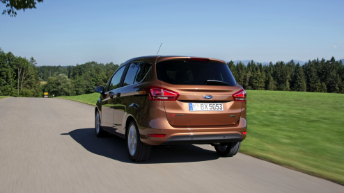 Ford weet wel hoe ze lekker rijdende en ruime MPVs moeten maken. Na de Galaxy, S-MAX en C-MAX is het nu tijd om er een kleintje bij te roepen, de B-MAX. Met onder andere een zuinige driecilinder Ec