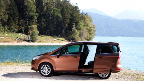 Ford weet wel hoe ze lekker rijdende en ruime MPVs moeten maken. Na de Galaxy, S-MAX en C-MAX is het nu tijd om er een kleintje bij te roepen, de B-MAX. Met onder andere een zuinige driecilinder Ec