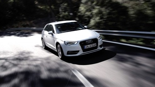 De nieuwe Audi A3 is voor 99% helemaal nieuw. Kun je dat op het eerste gezicht zien? Nee, maar zodra je instapt n er mee gaat rijden, valt dat niet te missen. Zelfs de 1.4 TFSI en 1.6 TDI bezorgen ee
