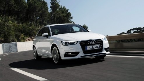 De nieuwe Audi A3 is voor 99% helemaal nieuw. Kun je dat op het eerste gezicht zien? Nee, maar zodra je instapt n er mee gaat rijden, valt dat niet te missen. Zelfs de 1.4 TFSI en 1.6 TDI bezorgen ee