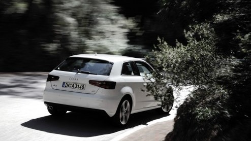 De nieuwe Audi A3 is voor 99% helemaal nieuw. Kun je dat op het eerste gezicht zien? Nee, maar zodra je instapt n er mee gaat rijden, valt dat niet te missen. Zelfs de 1.4 TFSI en 1.6 TDI bezorgen ee