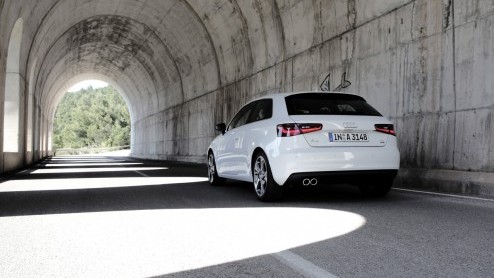 De nieuwe Audi A3 is voor 99% helemaal nieuw. Kun je dat op het eerste gezicht zien? Nee, maar zodra je instapt n er mee gaat rijden, valt dat niet te missen. Zelfs de 1.4 TFSI en 1.6 TDI bezorgen ee