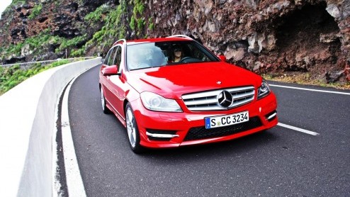 Geloof het of niet, maar de Mercedes-Benz C-Klasse is op meer dan 2000 punten vernieuwd. Na nog geen vier jaar geeft Das Haus hun zakelijke middenklasser een opfrisser die vooral de kwaliteitsbeleving