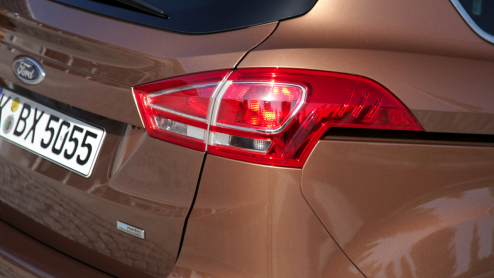 Ford weet wel hoe ze lekker rijdende en ruime MPVs moeten maken. Na de Galaxy, S-MAX en C-MAX is het nu tijd om er een kleintje bij te roepen, de B-MAX. Met onder andere een zuinige driecilinder Ec