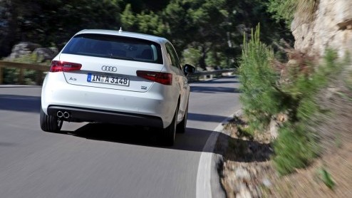 De nieuwe Audi A3 is voor 99% helemaal nieuw. Kun je dat op het eerste gezicht zien? Nee, maar zodra je instapt n er mee gaat rijden, valt dat niet te missen. Zelfs de 1.4 TFSI en 1.6 TDI bezorgen ee