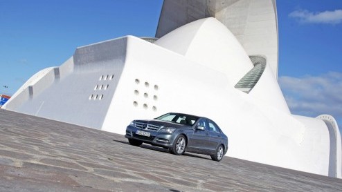 Geloof het of niet, maar de Mercedes-Benz C-Klasse is op meer dan 2000 punten vernieuwd. Na nog geen vier jaar geeft Das Haus hun zakelijke middenklasser een opfrisser die vooral de kwaliteitsbeleving