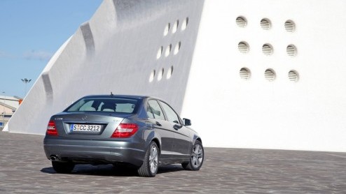 Geloof het of niet, maar de Mercedes-Benz C-Klasse is op meer dan 2000 punten vernieuwd. Na nog geen vier jaar geeft Das Haus hun zakelijke middenklasser een opfrisser die vooral de kwaliteitsbeleving