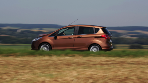 Ford weet wel hoe ze lekker rijdende en ruime MPVs moeten maken. Na de Galaxy, S-MAX en C-MAX is het nu tijd om er een kleintje bij te roepen, de B-MAX. Met onder andere een zuinige driecilinder Ec