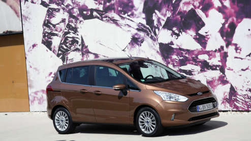 Ford weet wel hoe ze lekker rijdende en ruime MPVs moeten maken. Na de Galaxy, S-MAX en C-MAX is het nu tijd om er een kleintje bij te roepen, de B-MAX. Met onder andere een zuinige driecilinder Ec