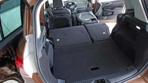 Ford weet wel hoe ze lekker rijdende en ruime MPVs moeten maken. Na de Galaxy, S-MAX en C-MAX is het nu tijd om er een kleintje bij te roepen, de B-MAX. Met onder andere een zuinige driecilinder Ec