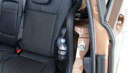 Ford weet wel hoe ze lekker rijdende en ruime MPVs moeten maken. Na de Galaxy, S-MAX en C-MAX is het nu tijd om er een kleintje bij te roepen, de B-MAX. Met onder andere een zuinige driecilinder Ec