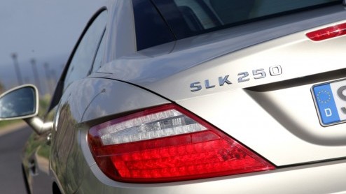 Mercedes-Benz gunt de SLK zn derde carrire. De klassieke roadster heeft een nog vernuftiger dak en komt er zelfs met een dieselmotor. In de zonnige omgeving van Tenerife beleven we de SLK met vier- 