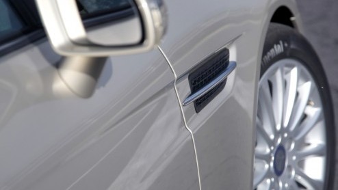 Mercedes-Benz gunt de SLK zn derde carrire. De klassieke roadster heeft een nog vernuftiger dak en komt er zelfs met een dieselmotor. In de zonnige omgeving van Tenerife beleven we de SLK met vier- 