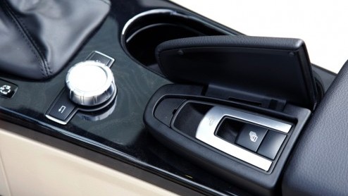 Mercedes-Benz gunt de SLK zn derde carrire. De klassieke roadster heeft een nog vernuftiger dak en komt er zelfs met een dieselmotor. In de zonnige omgeving van Tenerife beleven we de SLK met vier- 